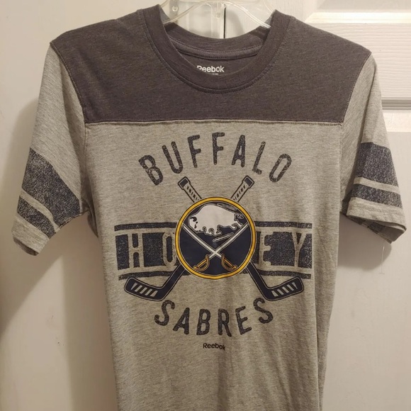 Buffalo Sabres Reebok NHL Short Sleeves Gray T-Shirt. YOUTH LARGE 14-16 NWOT - Picture 1 of 5